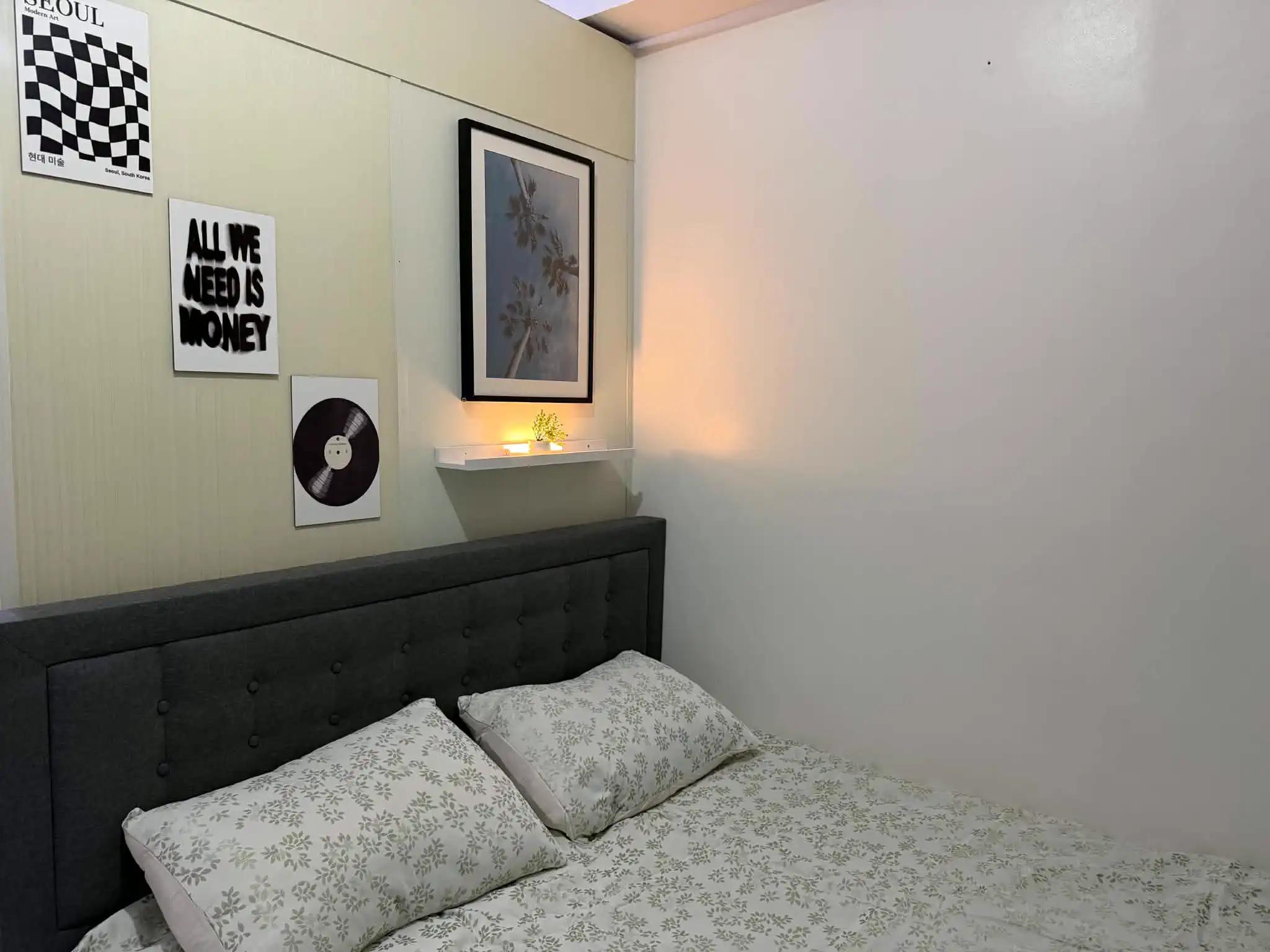 Bedroom with decorative wall art at Estudio Fresco