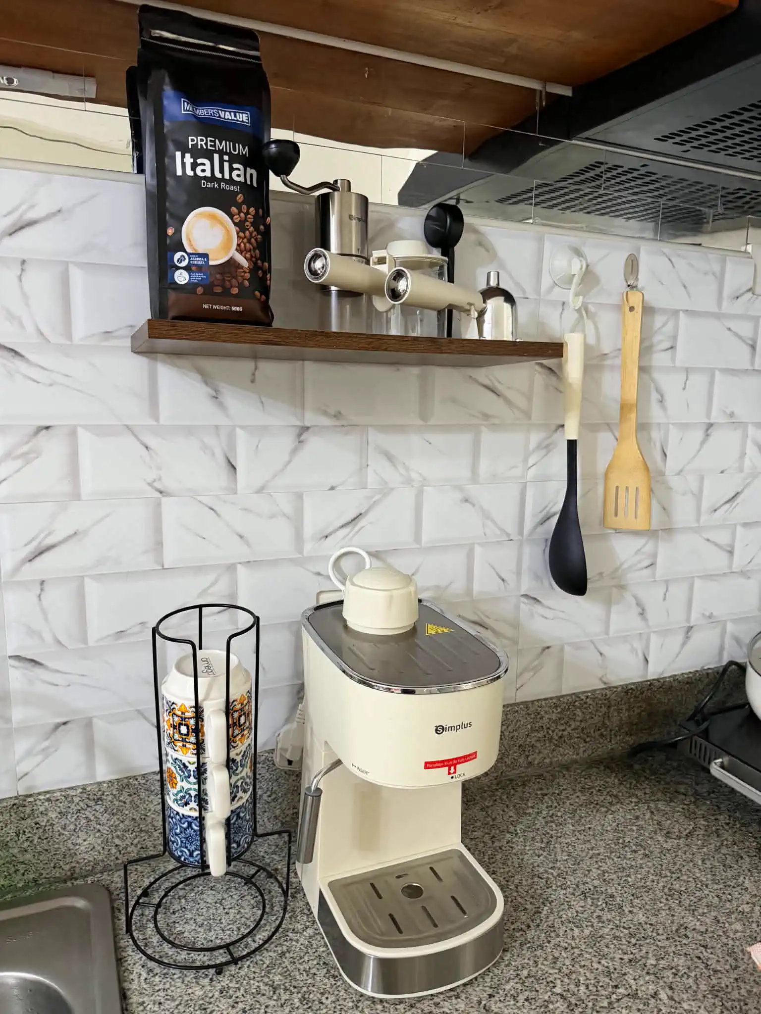 Coffee maker and rice cooker at Estudio Fresco